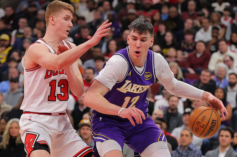 搜狐体育-攻防两端都已经尽力了，但湖人对锋线新星的要求也是略高了一些？